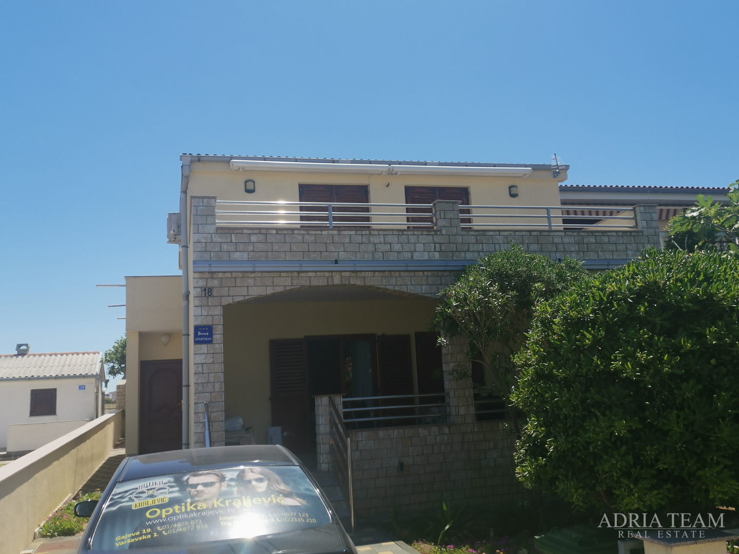 OBITELJSKA KUĆA S PROSTRANOM OKUĆNICOM - POVLJANA, PAG