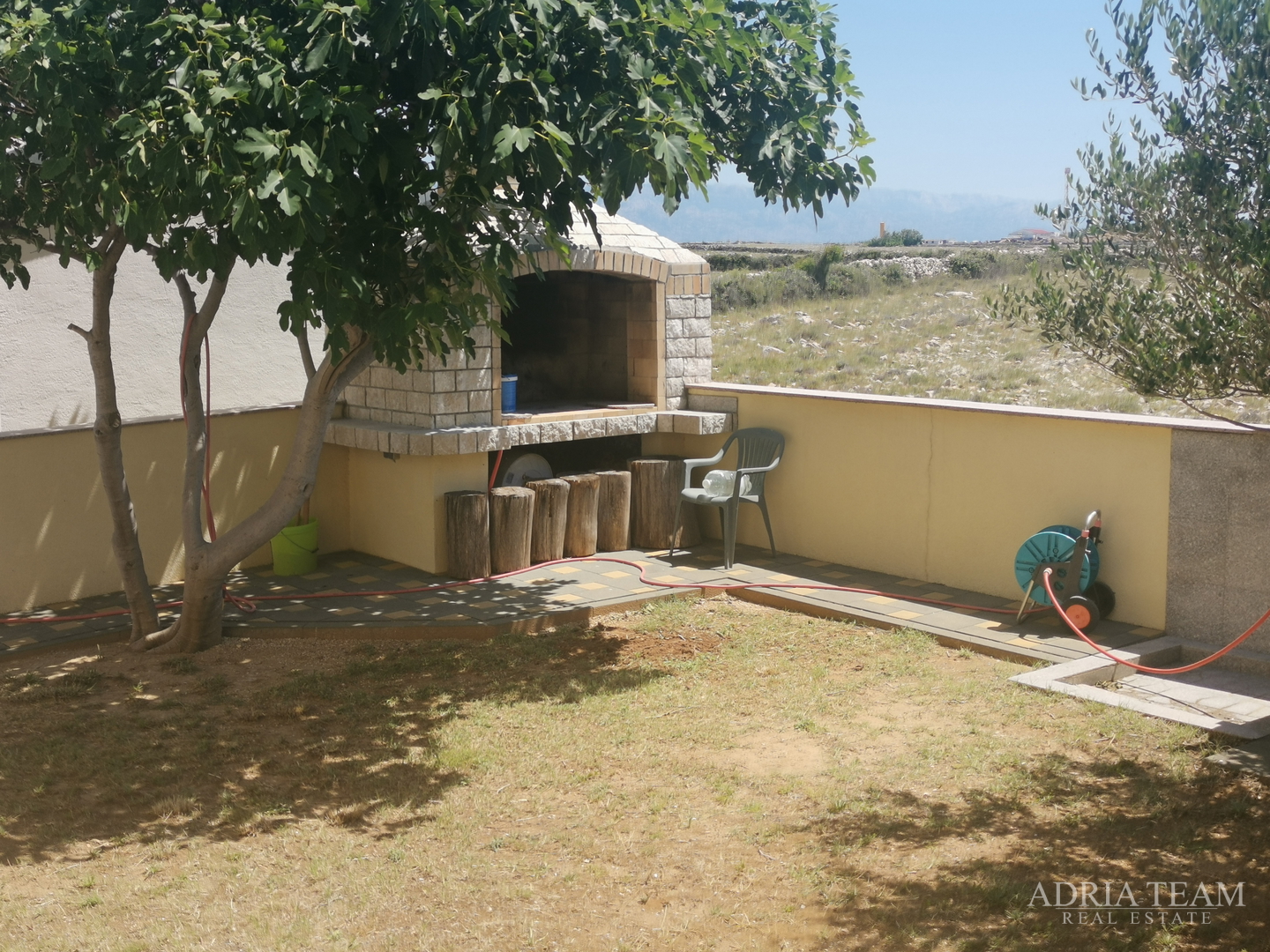 OBITELJSKA KUĆA S PROSTRANOM OKUĆNICOM - POVLJANA, PAG