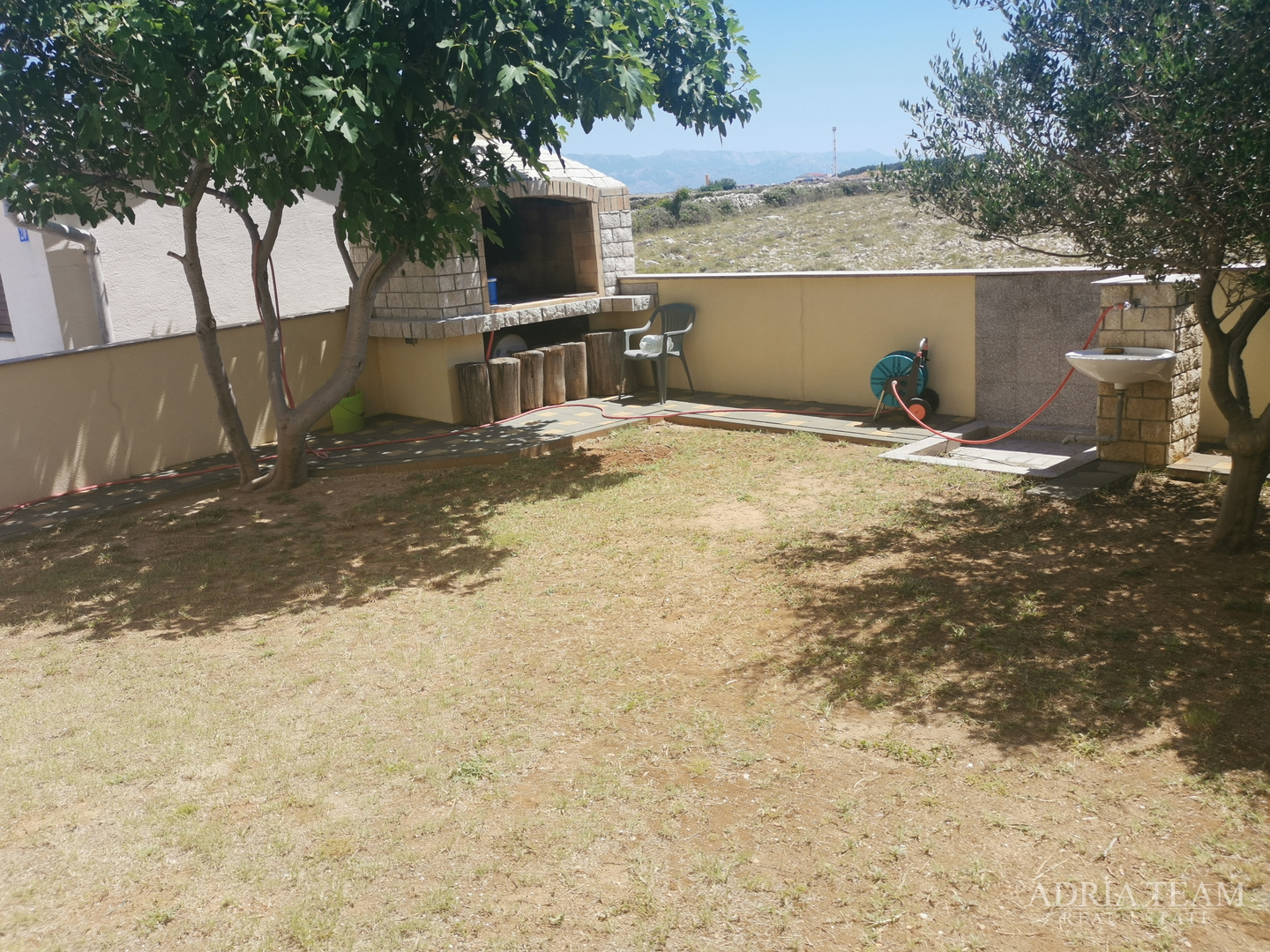 OBITELJSKA KUĆA S PROSTRANOM OKUĆNICOM - POVLJANA, PAG