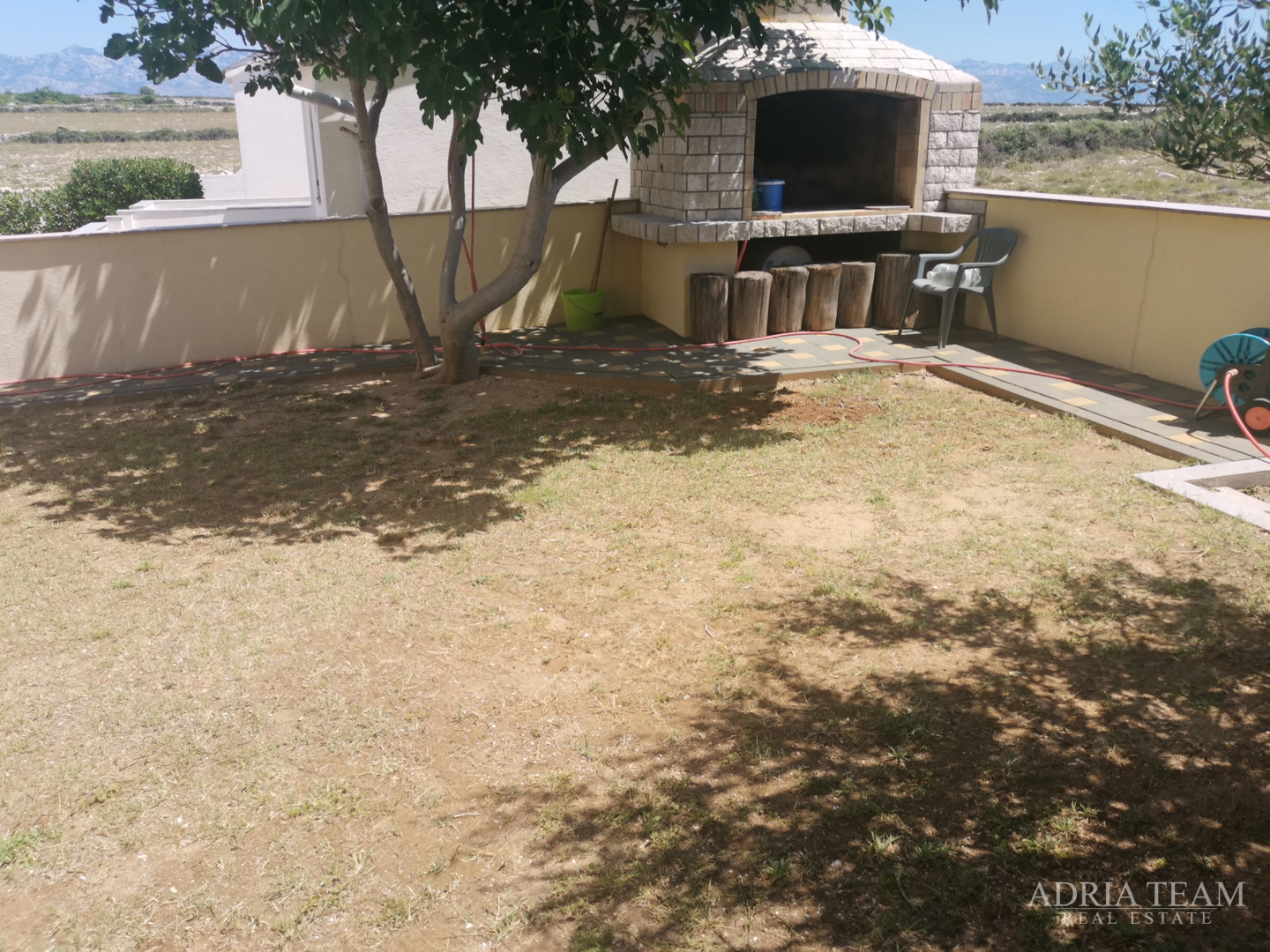 OBITELJSKA KUĆA S PROSTRANOM OKUĆNICOM - POVLJANA, PAG