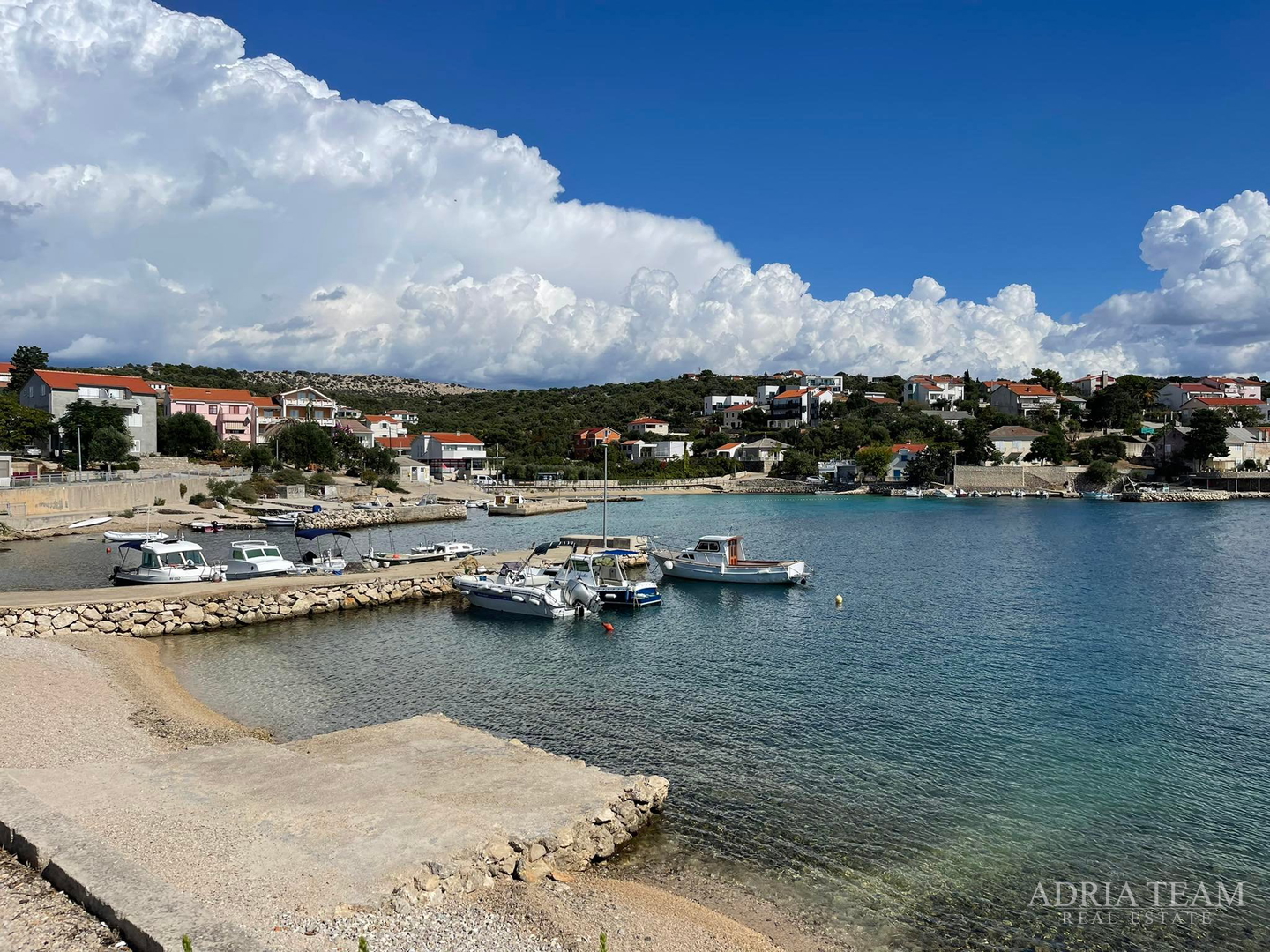 KUĆA S PROSTRANOM OKUĆNICOM, PRVI RED DO MORA - JAKIŠNICA