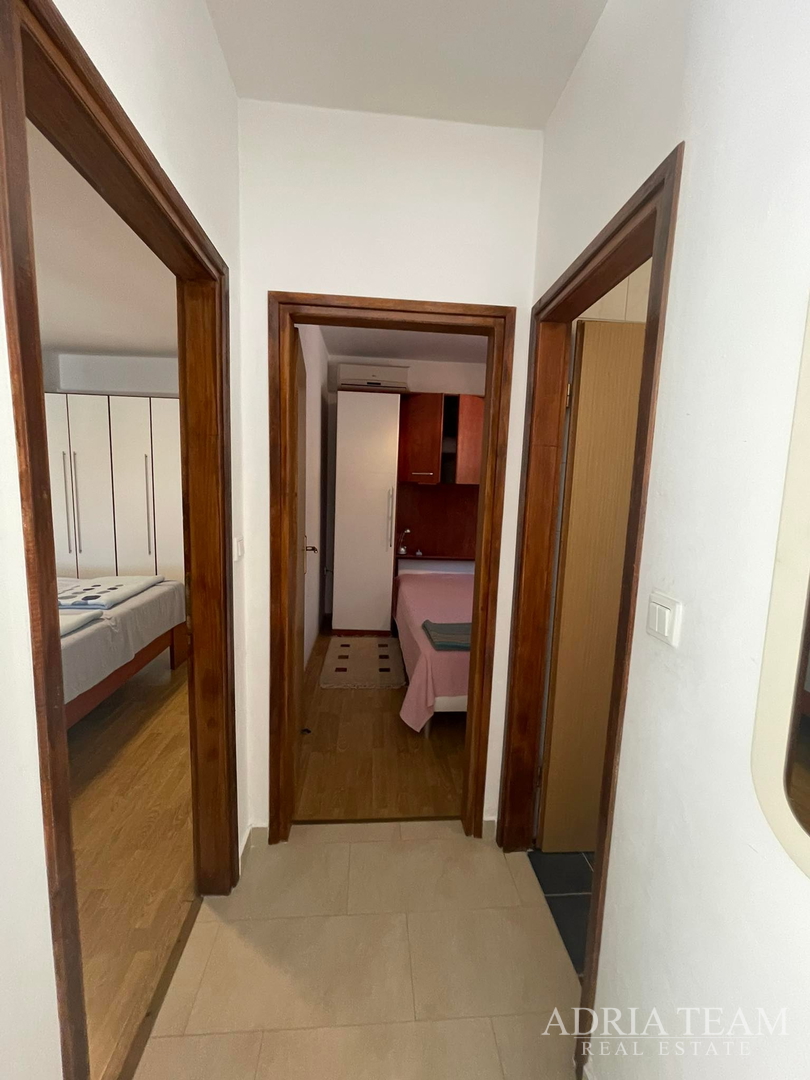 KUĆA S PROSTRANOM OKUĆNICOM, PRVI RED DO MORA - JAKIŠNICA