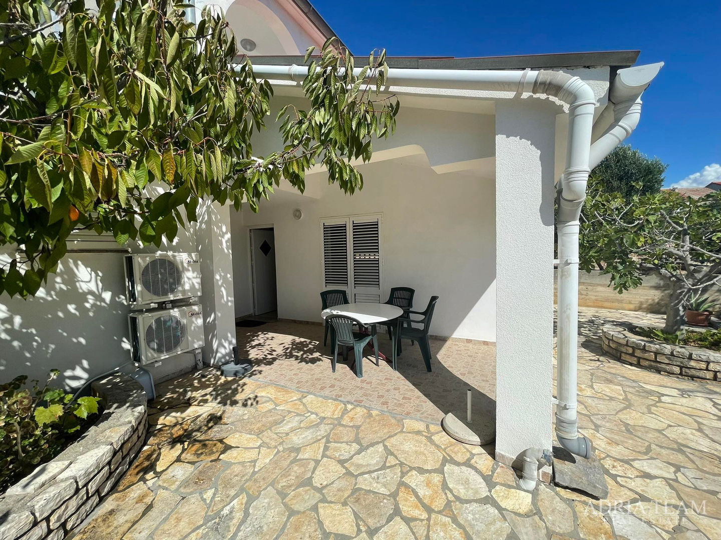 KUĆA S PROSTRANOM OKUĆNICOM, PRVI RED DO MORA - JAKIŠNICA