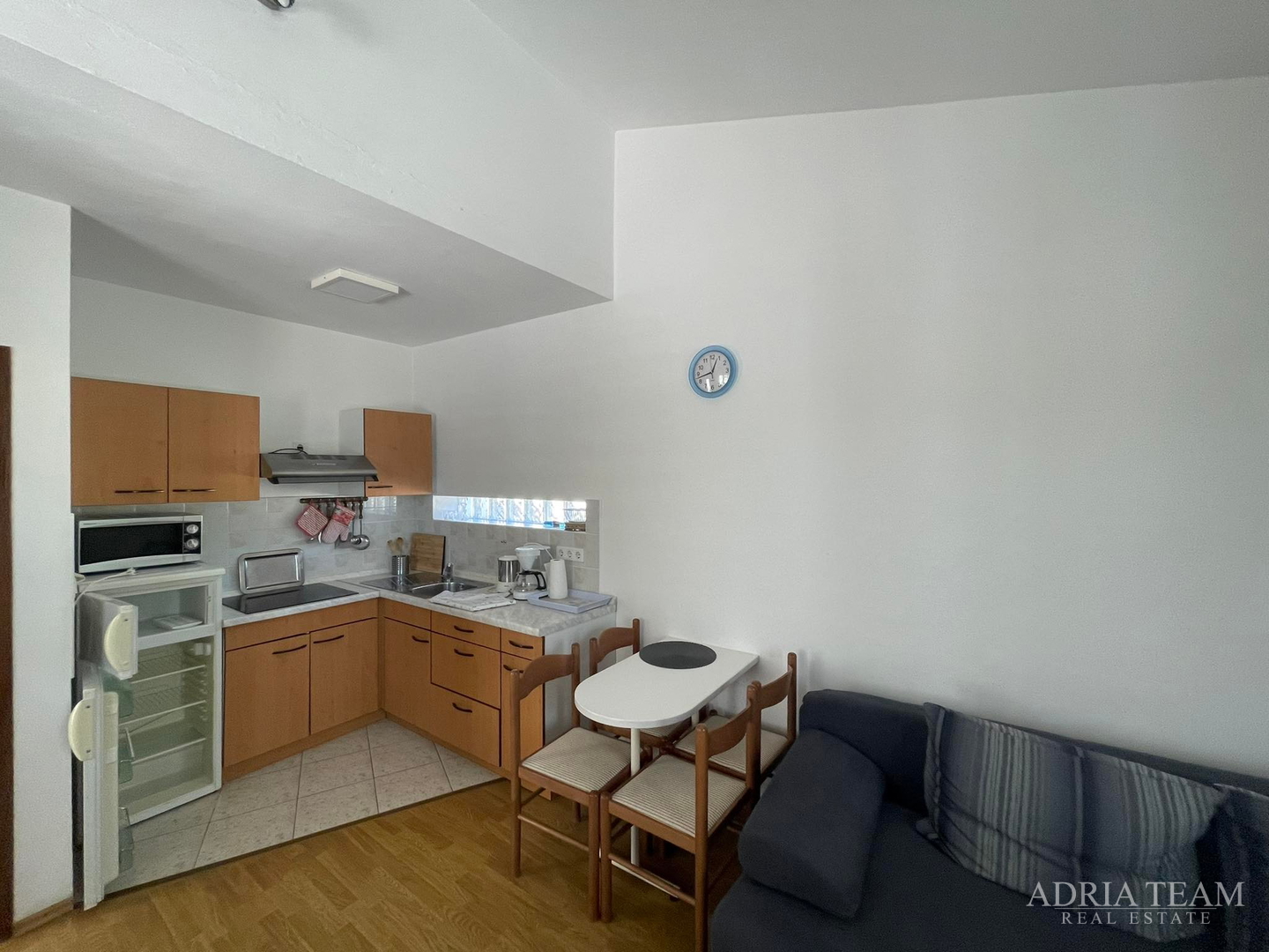 KUĆA S PROSTRANOM OKUĆNICOM, PRVI RED DO MORA - JAKIŠNICA