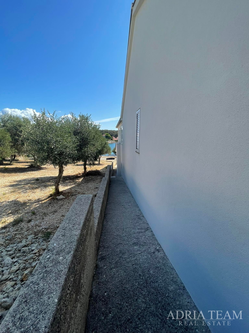 KUĆA S PROSTRANOM OKUĆNICOM, PRVI RED DO MORA - JAKIŠNICA