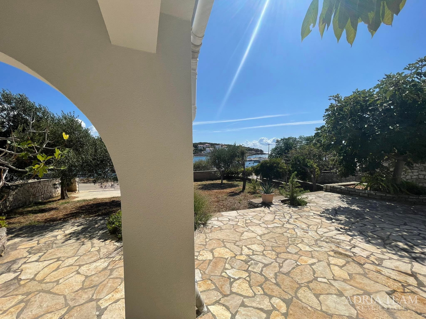 KUĆA S PROSTRANOM OKUĆNICOM, PRVI RED DO MORA - JAKIŠNICA