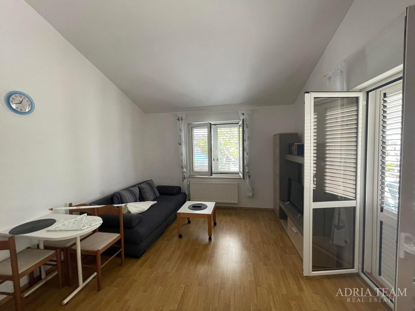 KUĆA S PROSTRANOM OKUĆNICOM, PRVI RED DO MORA - JAKIŠNICA