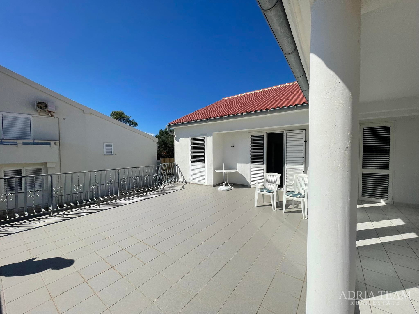 KUĆA S PROSTRANOM OKUĆNICOM, PRVI RED DO MORA - JAKIŠNICA