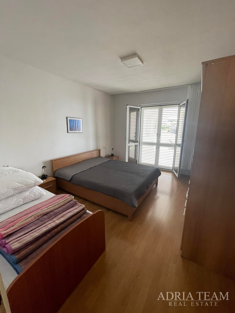 KUĆA S PROSTRANOM OKUĆNICOM, PRVI RED DO MORA - JAKIŠNICA