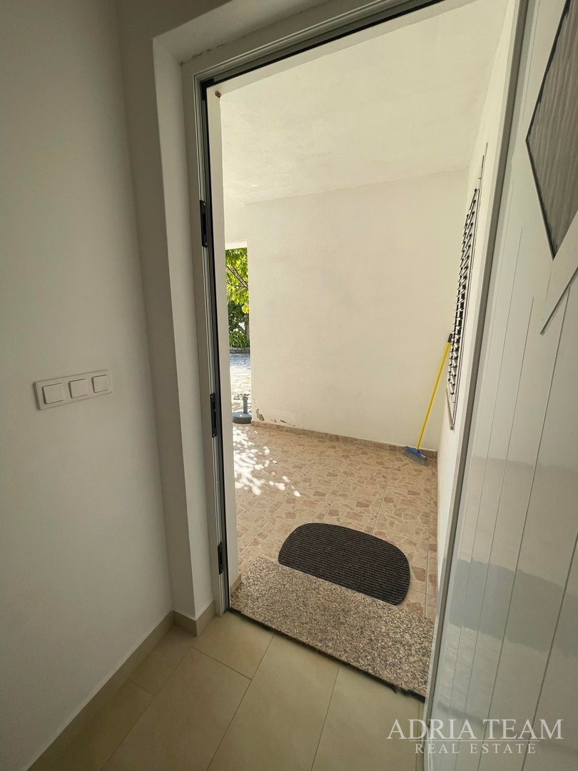 KUĆA S PROSTRANOM OKUĆNICOM, PRVI RED DO MORA - JAKIŠNICA