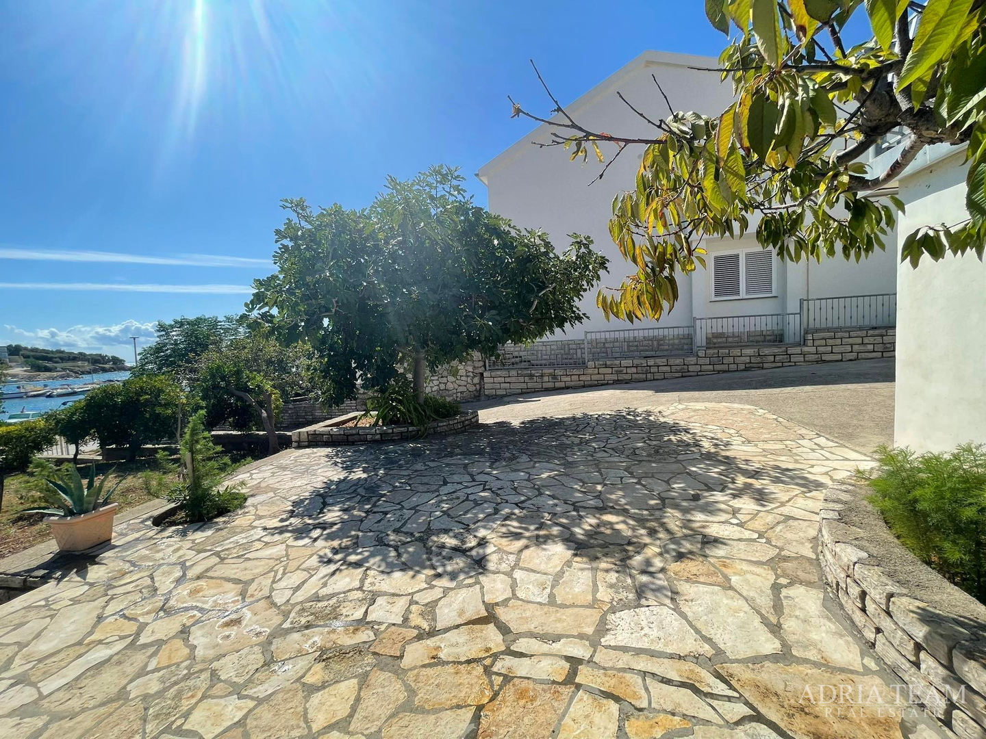 KUĆA S PROSTRANOM OKUĆNICOM, PRVI RED DO MORA - JAKIŠNICA