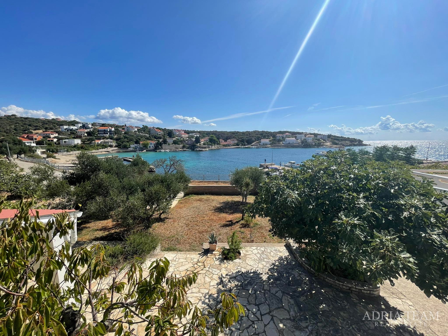 KUĆA S PROSTRANOM OKUĆNICOM, PRVI RED DO MORA - JAKIŠNICA