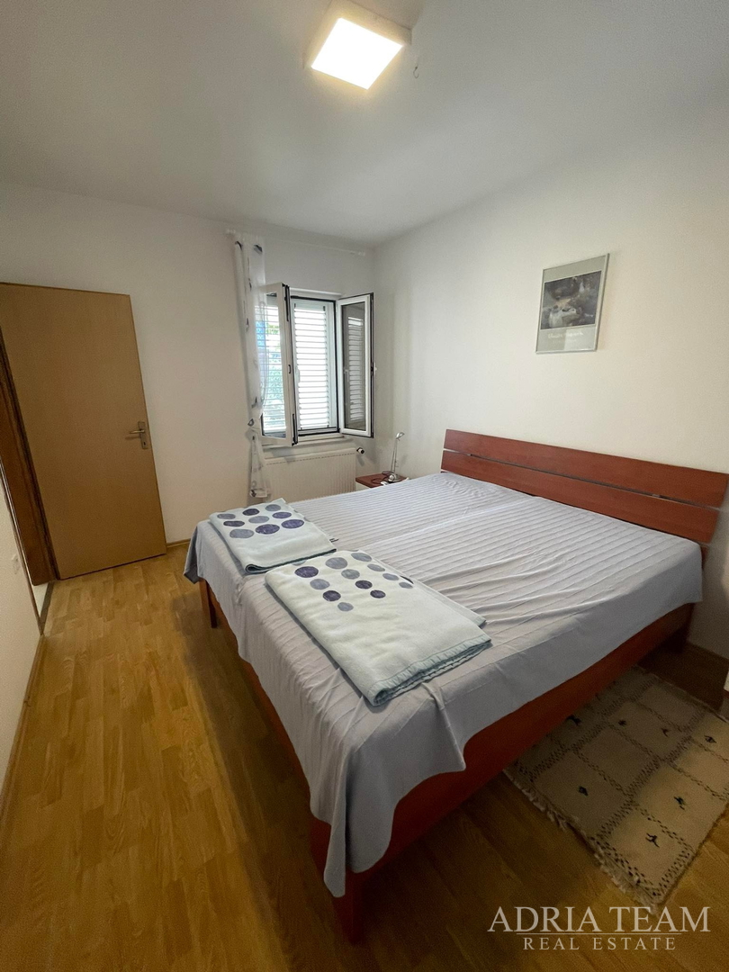 KUĆA S PROSTRANOM OKUĆNICOM, PRVI RED DO MORA - JAKIŠNICA