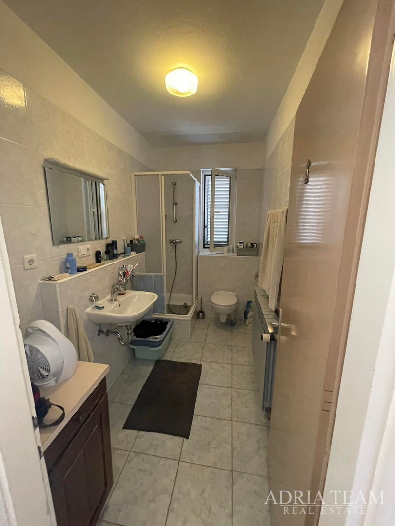 KUĆA S PROSTRANOM OKUĆNICOM, PRVI RED DO MORA - JAKIŠNICA