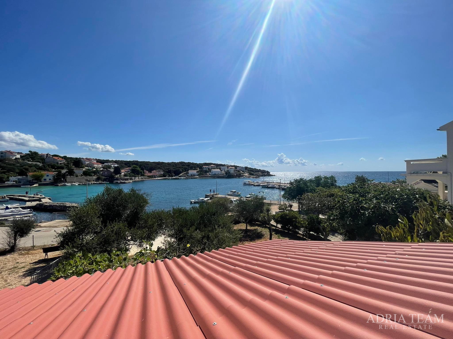 KUĆA S PROSTRANOM OKUĆNICOM, PRVI RED DO MORA - JAKIŠNICA