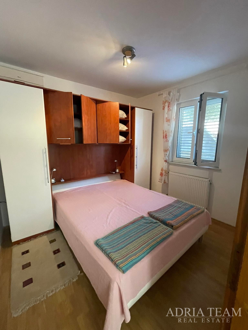 KUĆA S PROSTRANOM OKUĆNICOM, PRVI RED DO MORA - JAKIŠNICA