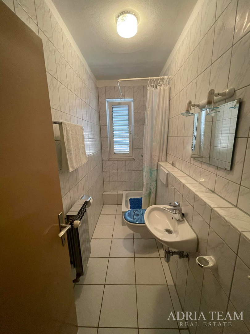 KUĆA S PROSTRANOM OKUĆNICOM, PRVI RED DO MORA - JAKIŠNICA