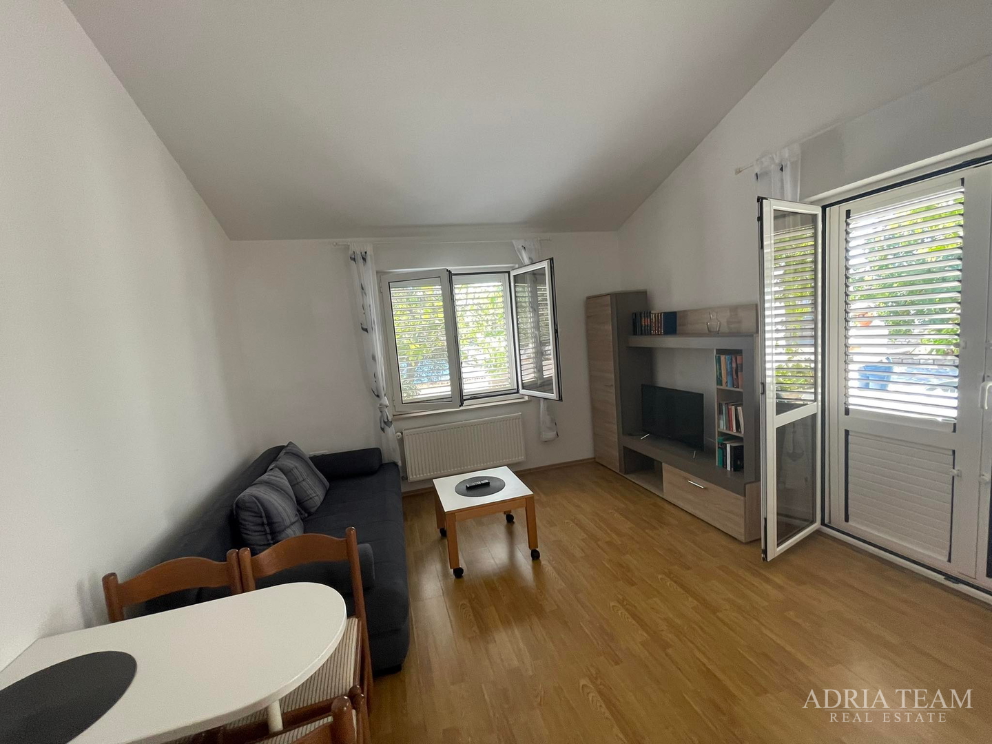 KUĆA S PROSTRANOM OKUĆNICOM, PRVI RED DO MORA - JAKIŠNICA