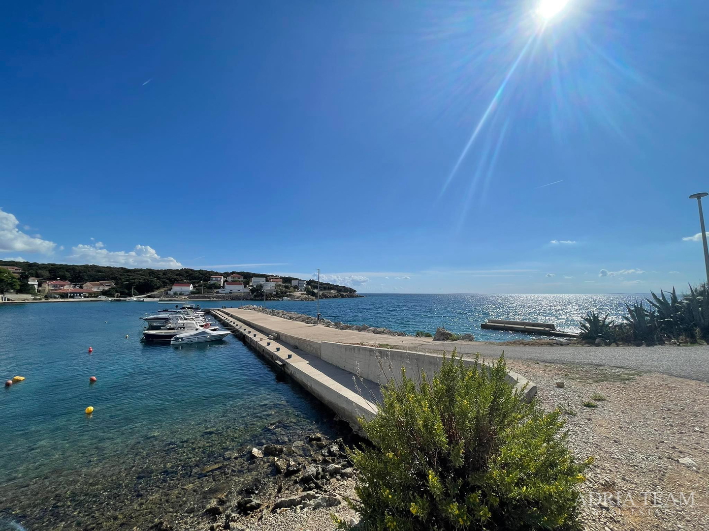KUĆA S PROSTRANOM OKUĆNICOM, PRVI RED DO MORA - JAKIŠNICA