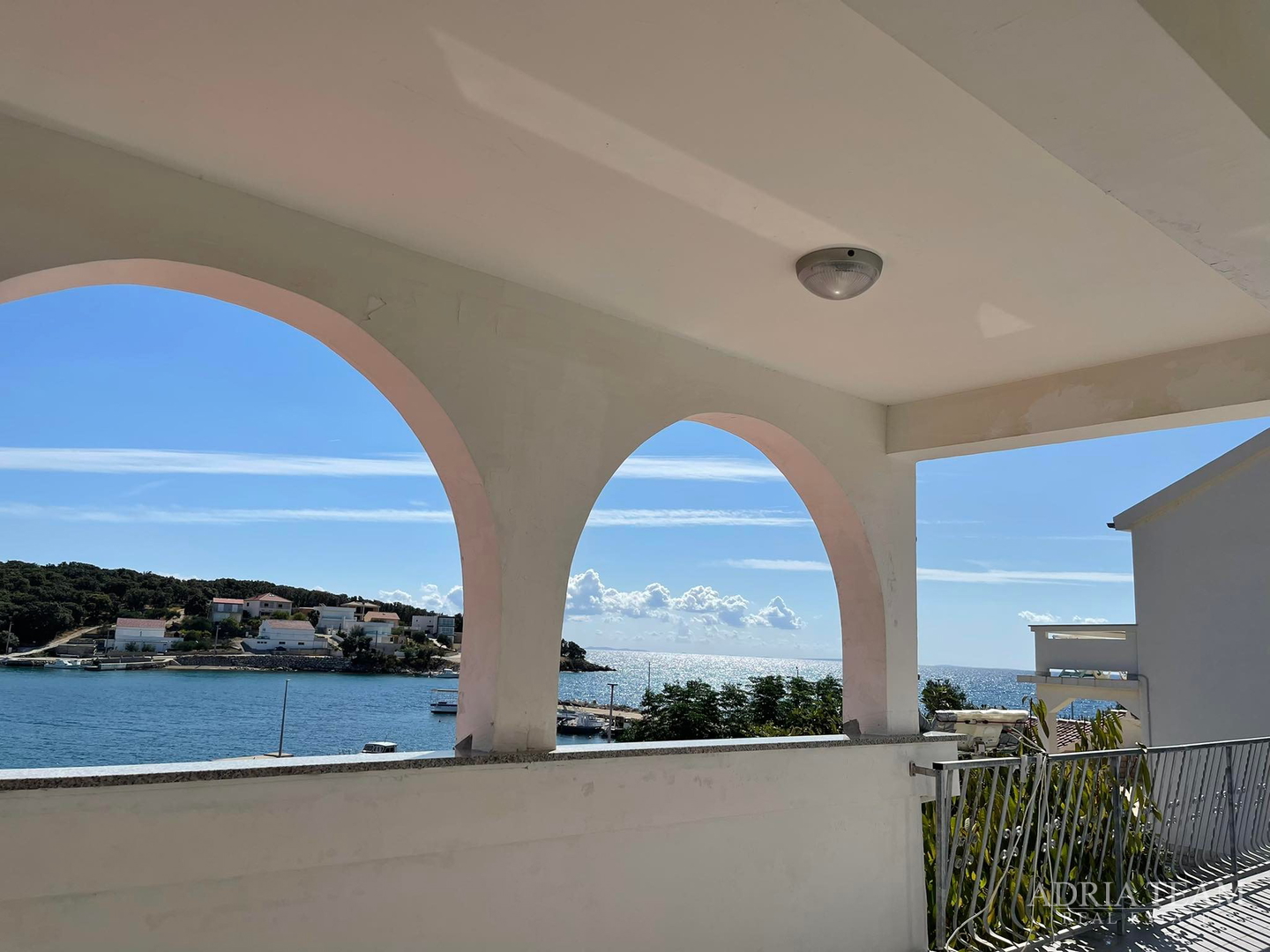 KUĆA S PROSTRANOM OKUĆNICOM, PRVI RED DO MORA - JAKIŠNICA