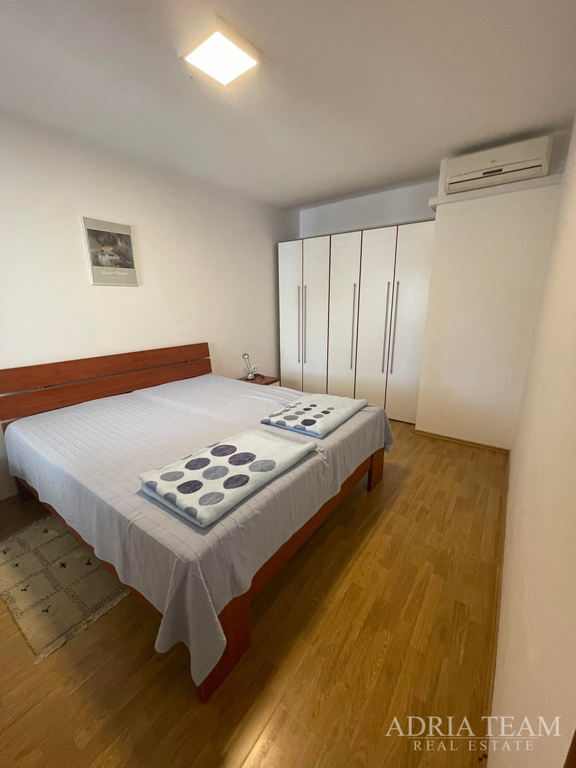 KUĆA S PROSTRANOM OKUĆNICOM, PRVI RED DO MORA - JAKIŠNICA