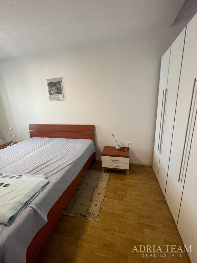 KUĆA S PROSTRANOM OKUĆNICOM, PRVI RED DO MORA - JAKIŠNICA