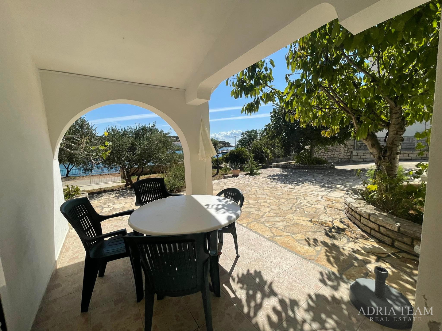 KUĆA S PROSTRANOM OKUĆNICOM, PRVI RED DO MORA - JAKIŠNICA