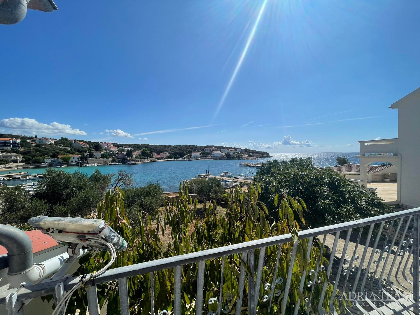 KUĆA S PROSTRANOM OKUĆNICOM, PRVI RED DO MORA - JAKIŠNICA