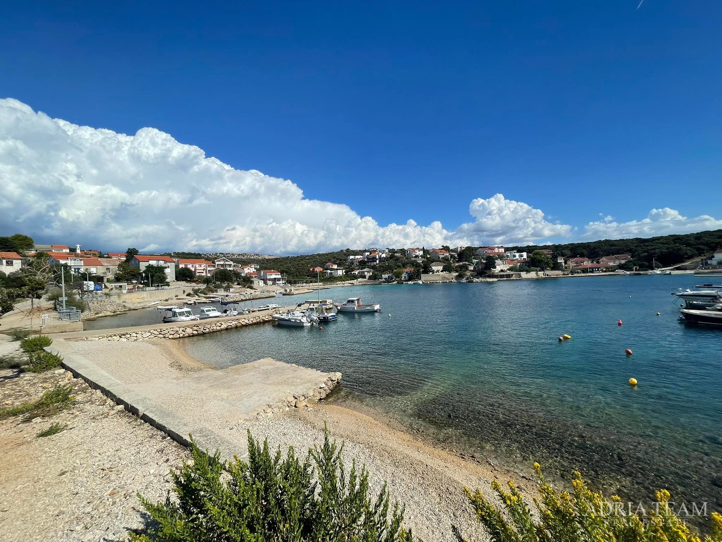 KUĆA S PROSTRANOM OKUĆNICOM, PRVI RED DO MORA - JAKIŠNICA