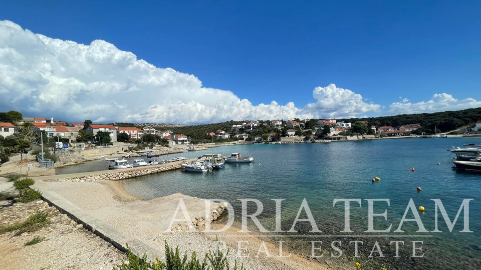 HOUSE WITH VAST INFIELD, FIRST ROW TO THE SEA - JAKIŠNICA