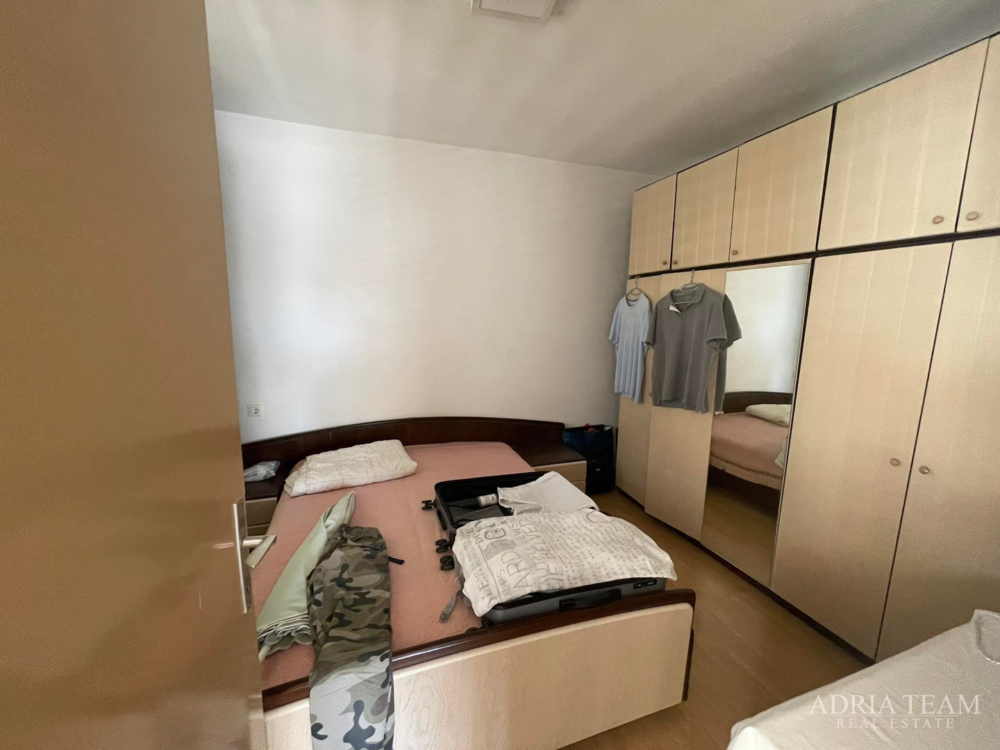 KUĆA S PROSTRANOM OKUĆNICOM, PRVI RED DO MORA - JAKIŠNICA