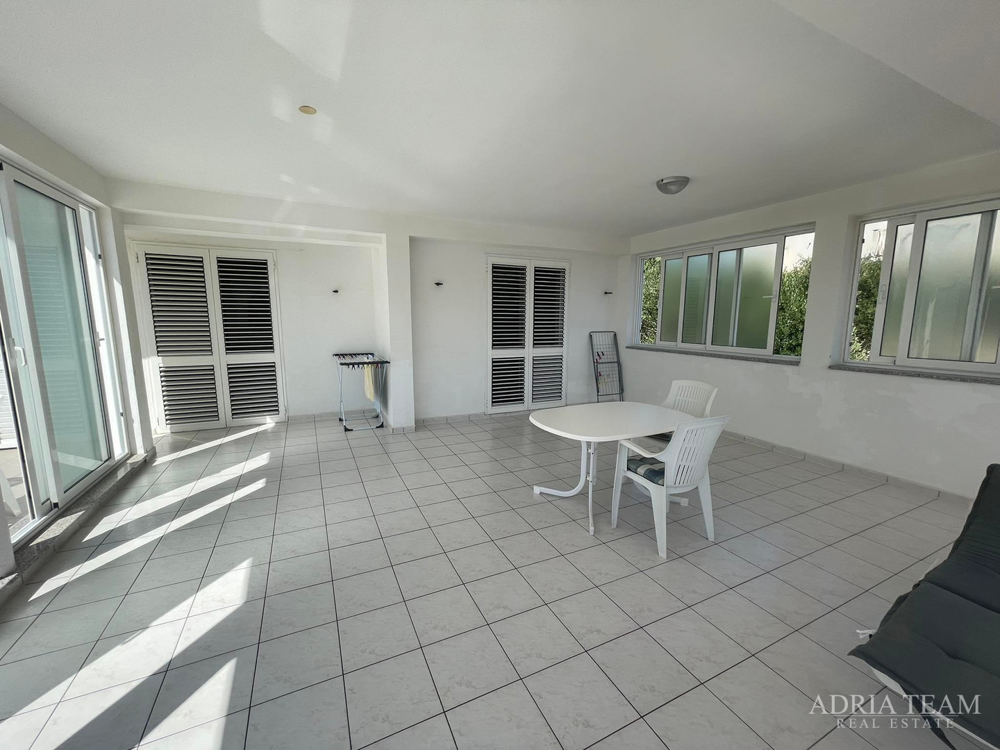 KUĆA S PROSTRANOM OKUĆNICOM, PRVI RED DO MORA - JAKIŠNICA