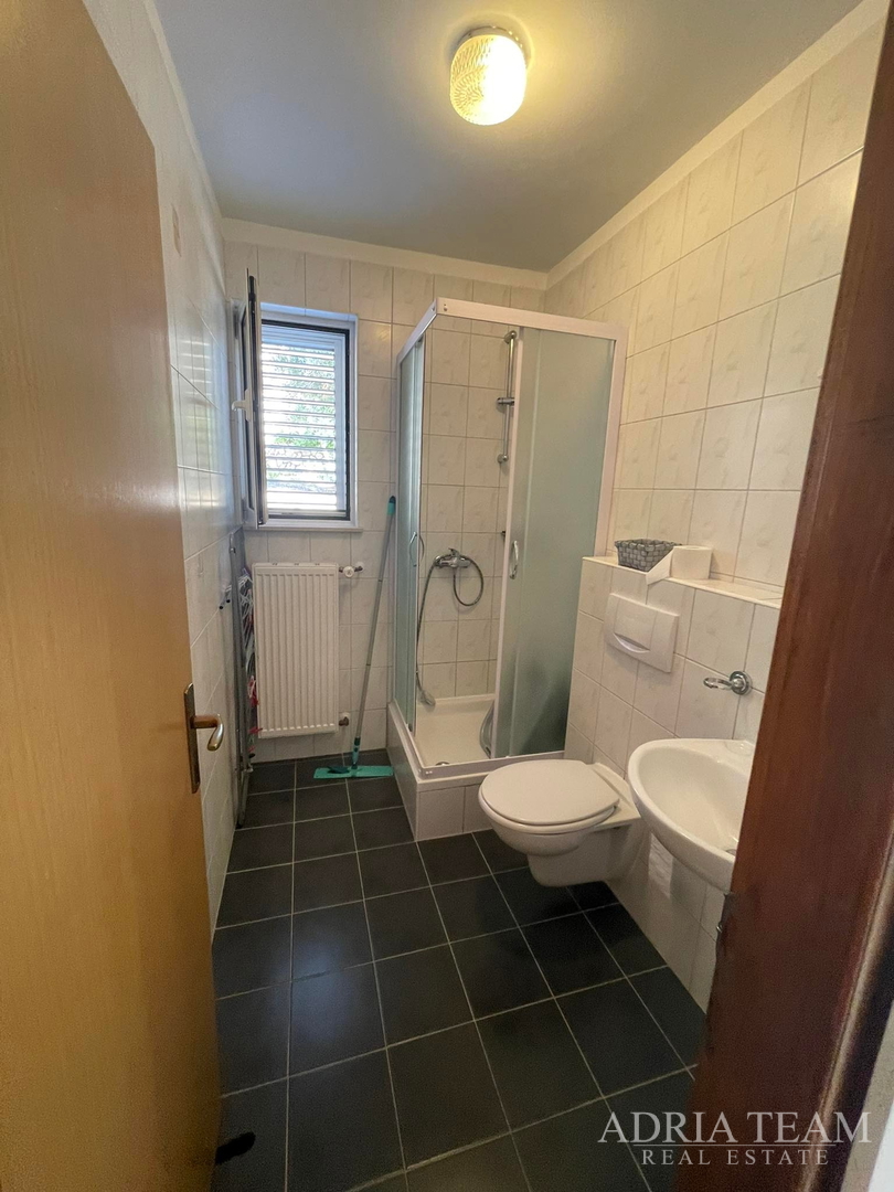 KUĆA S PROSTRANOM OKUĆNICOM, PRVI RED DO MORA - JAKIŠNICA