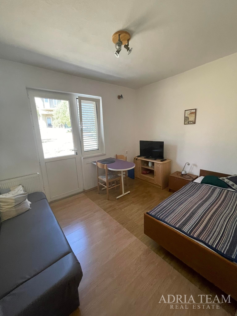 KUĆA S PROSTRANOM OKUĆNICOM, PRVI RED DO MORA - JAKIŠNICA