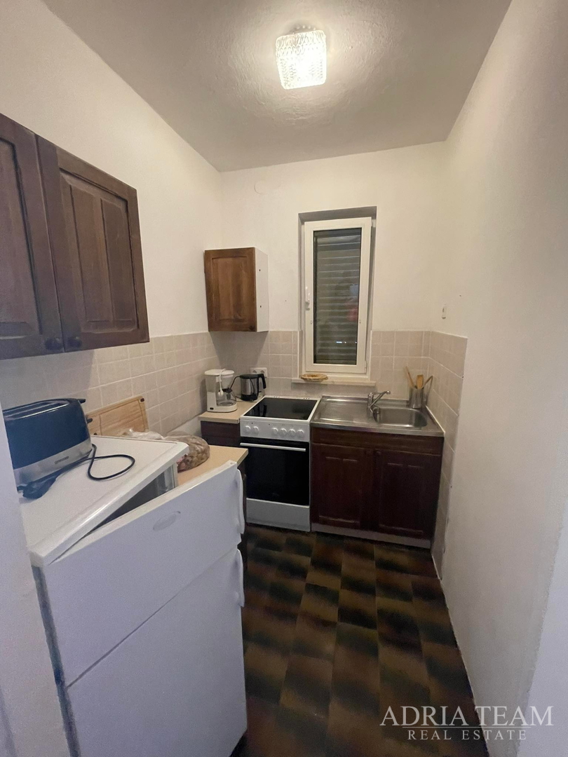 KUĆA S PROSTRANOM OKUĆNICOM, PRVI RED DO MORA - JAKIŠNICA