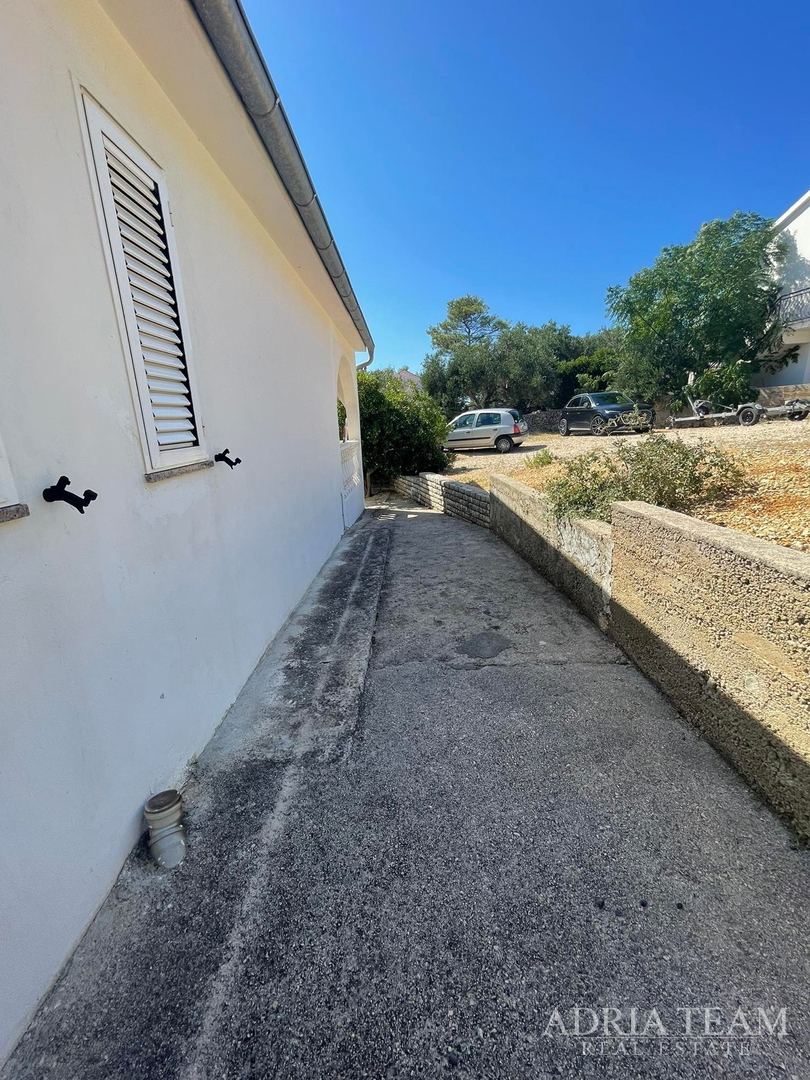 KUĆA S PROSTRANOM OKUĆNICOM, PRVI RED DO MORA - JAKIŠNICA