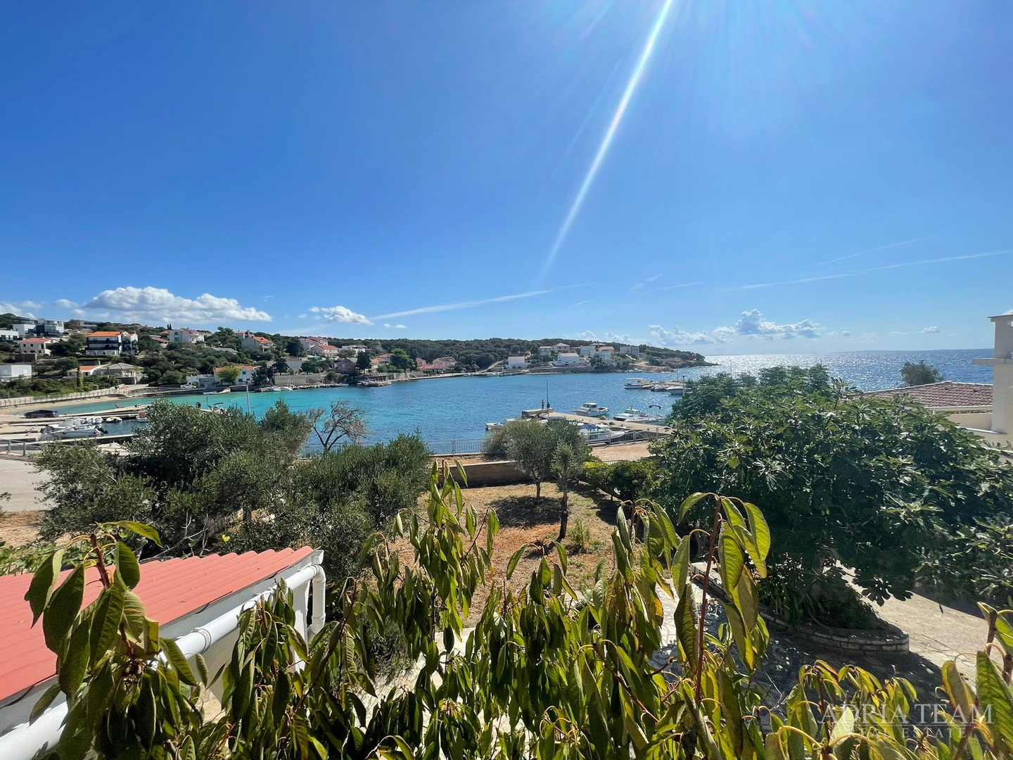 KUĆA S PROSTRANOM OKUĆNICOM, PRVI RED DO MORA - JAKIŠNICA