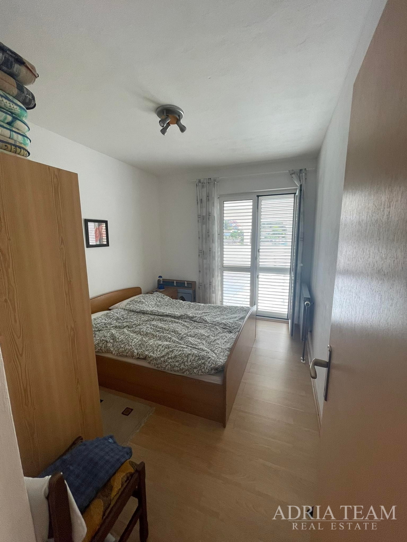 KUĆA S PROSTRANOM OKUĆNICOM, PRVI RED DO MORA - JAKIŠNICA