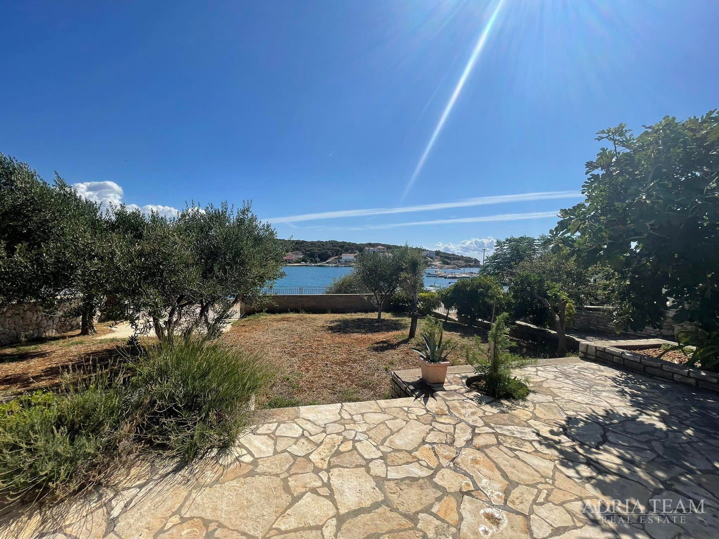 KUĆA S PROSTRANOM OKUĆNICOM, PRVI RED DO MORA - JAKIŠNICA