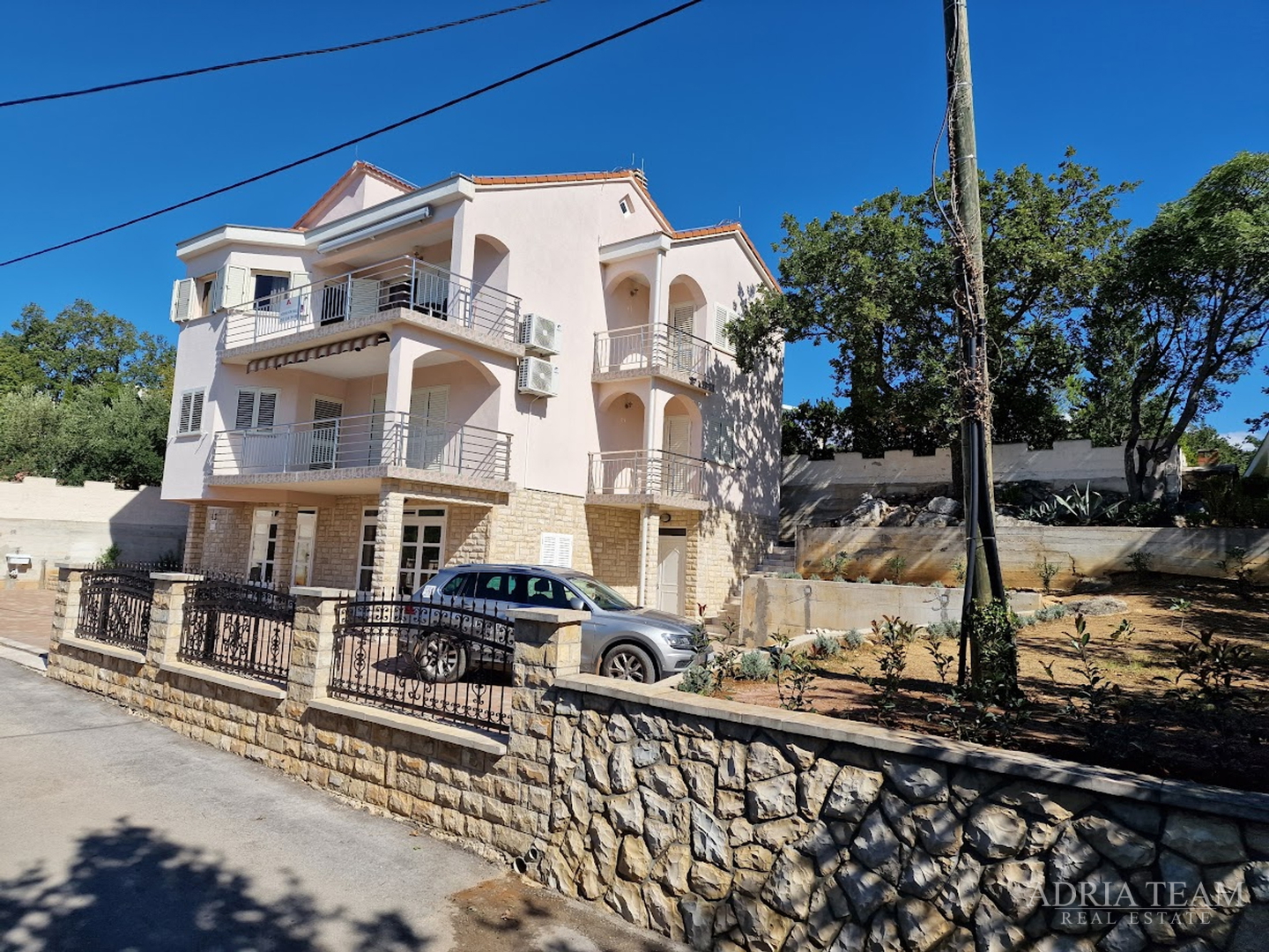 HOUSE WITH 2 APARTMENTS, IMMEDIATE PROXIMITY TO THE SEA - MASLENICA