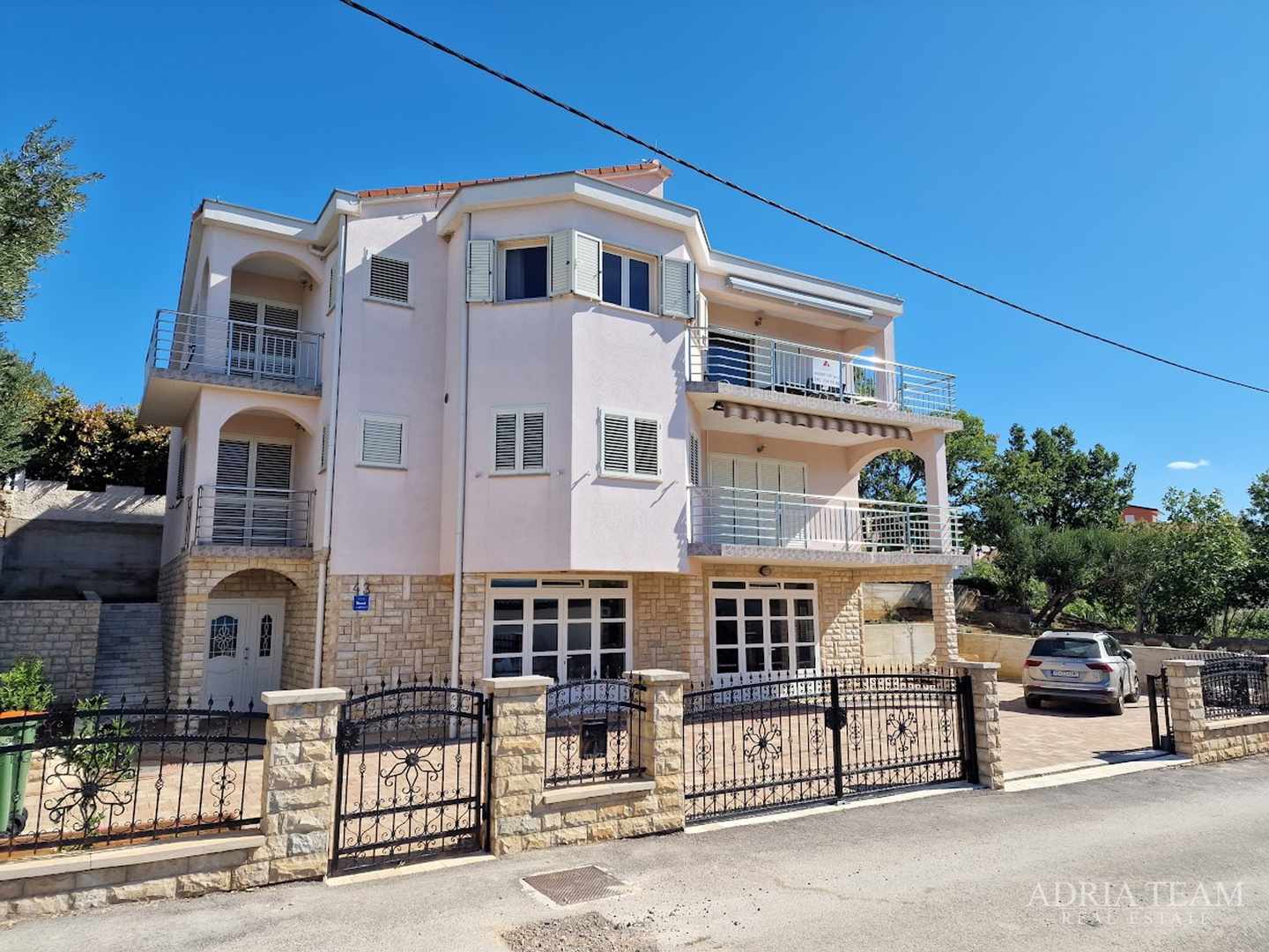 HOUSE WITH 2 APARTMENTS, IMMEDIATE PROXIMITY TO THE SEA - MASLENICA
