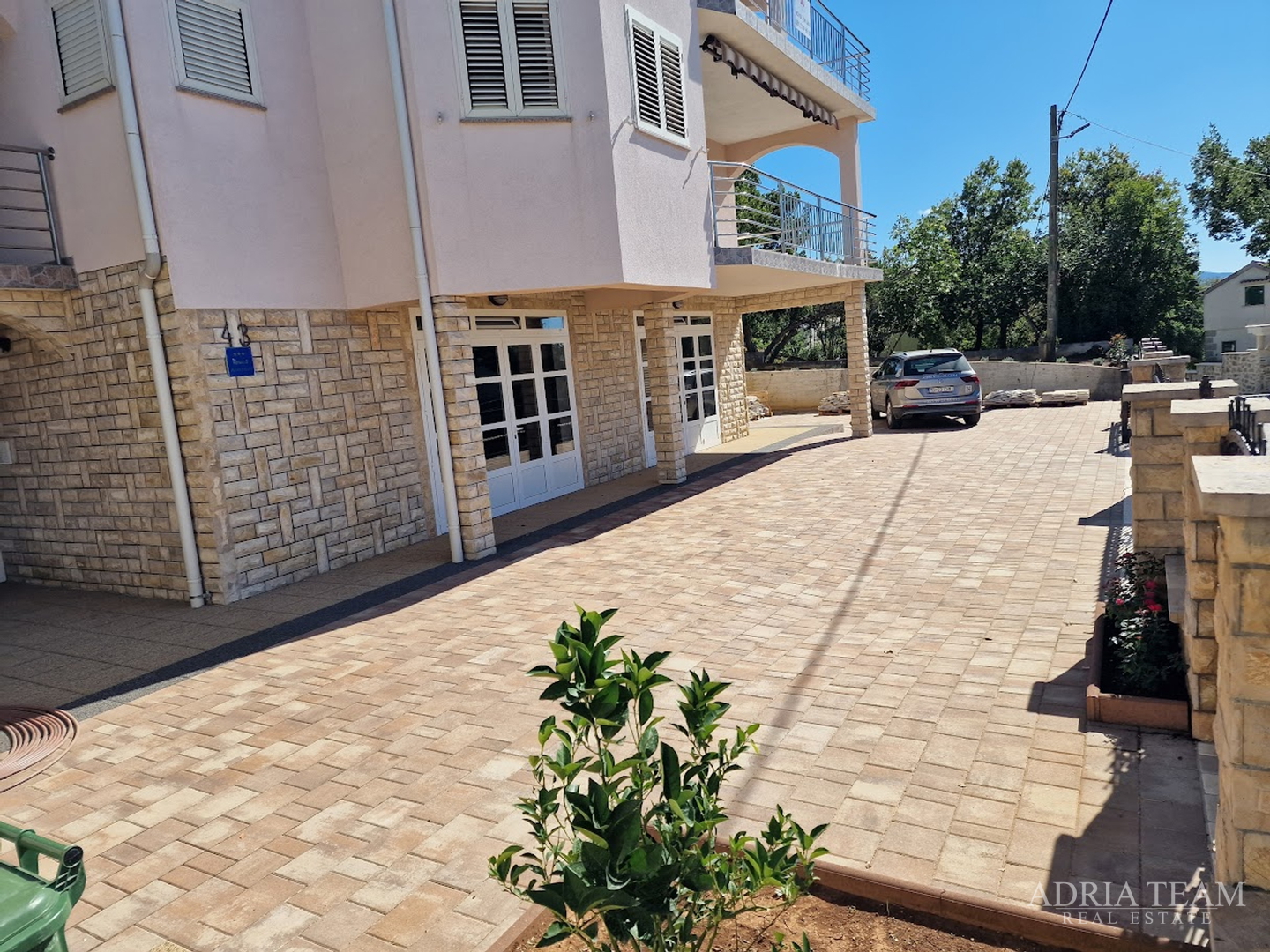 HOUSE WITH 2 APARTMENTS, IMMEDIATE PROXIMITY TO THE SEA - MASLENICA