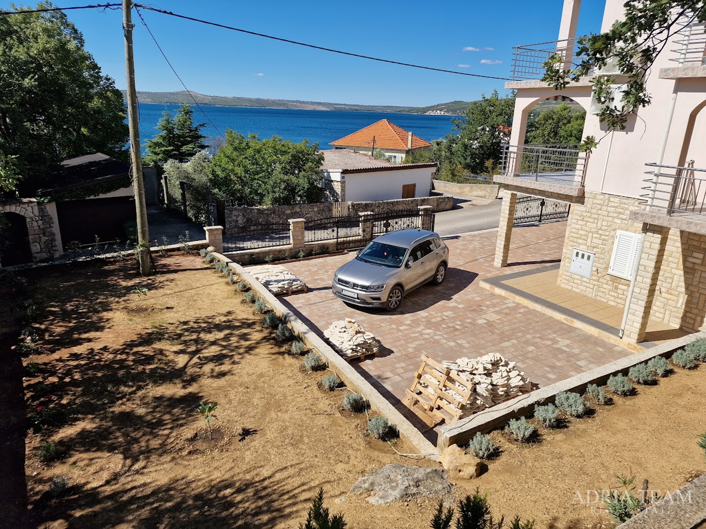 HOUSE WITH 2 APARTMENTS, IMMEDIATE PROXIMITY TO THE SEA - MASLENICA