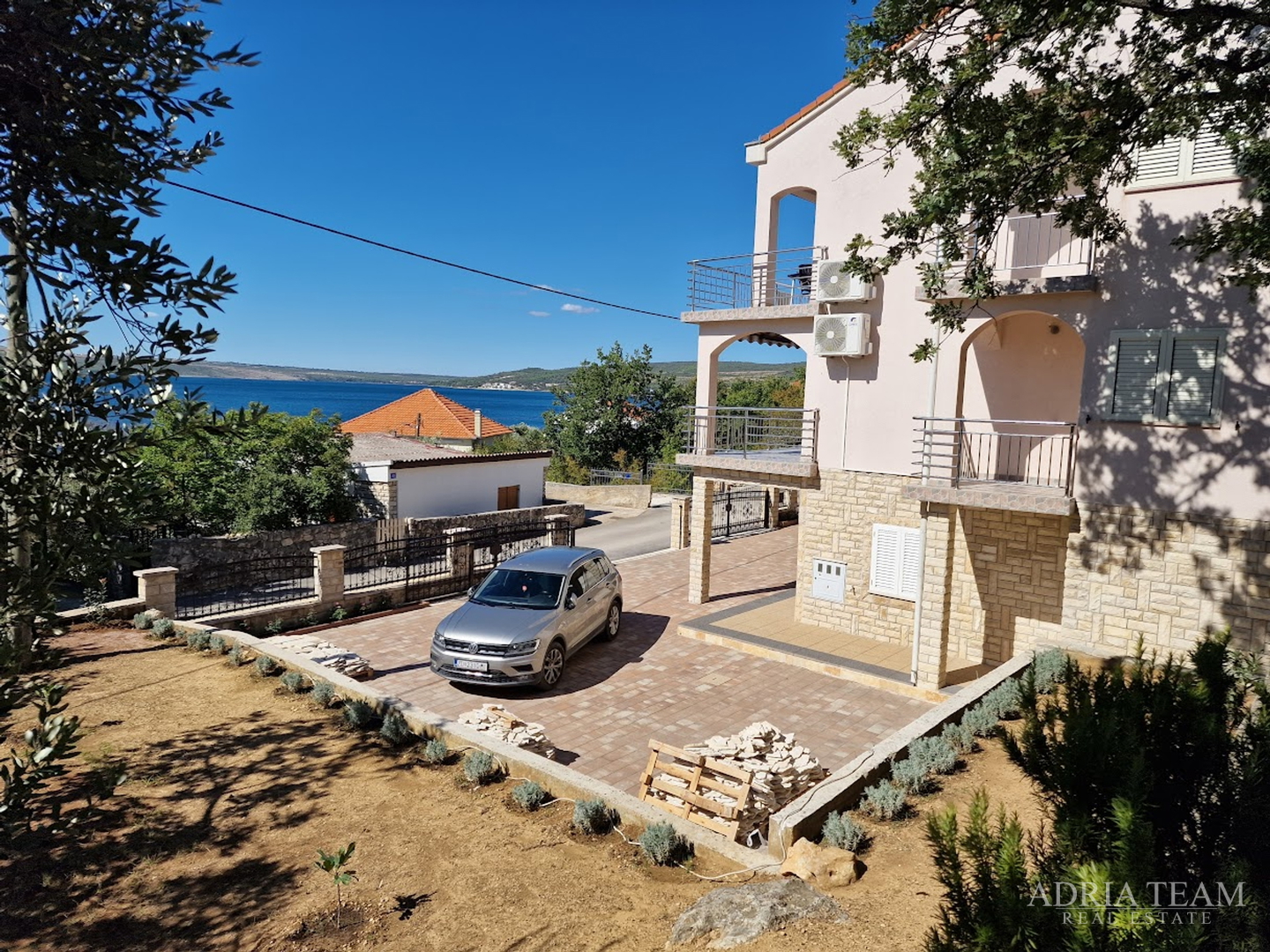 HOUSE WITH 2 APARTMENTS, IMMEDIATE PROXIMITY TO THE SEA - MASLENICA