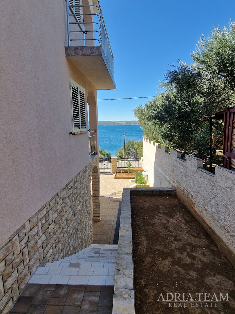 HOUSE WITH 2 APARTMENTS, IMMEDIATE PROXIMITY TO THE SEA - MASLENICA