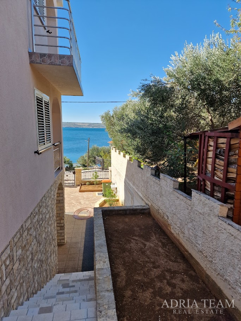 HOUSE WITH 2 APARTMENTS, IMMEDIATE PROXIMITY TO THE SEA - MASLENICA