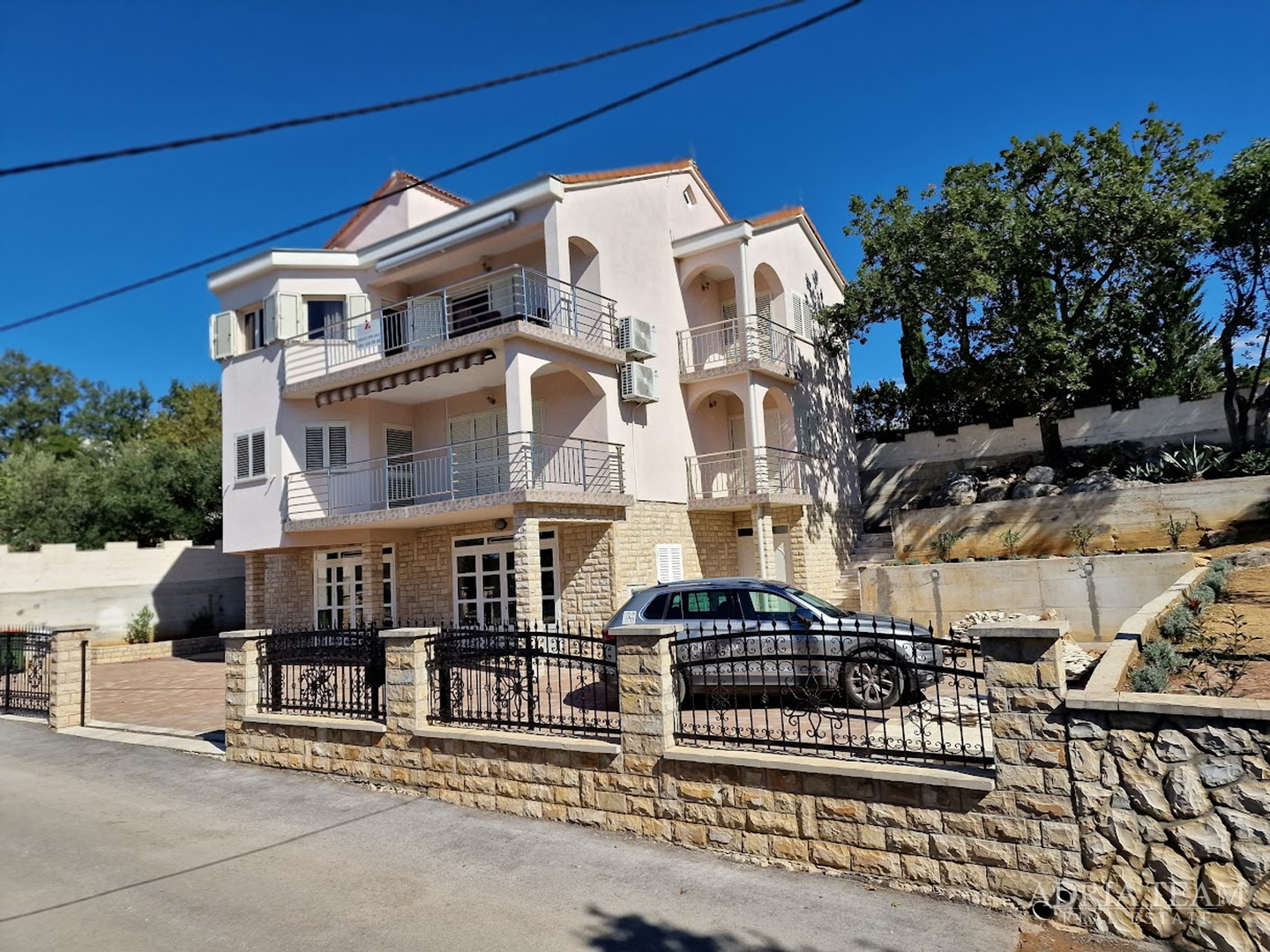 HOUSE WITH 2 APARTMENTS, IMMEDIATE PROXIMITY TO THE SEA - MASLENICA
