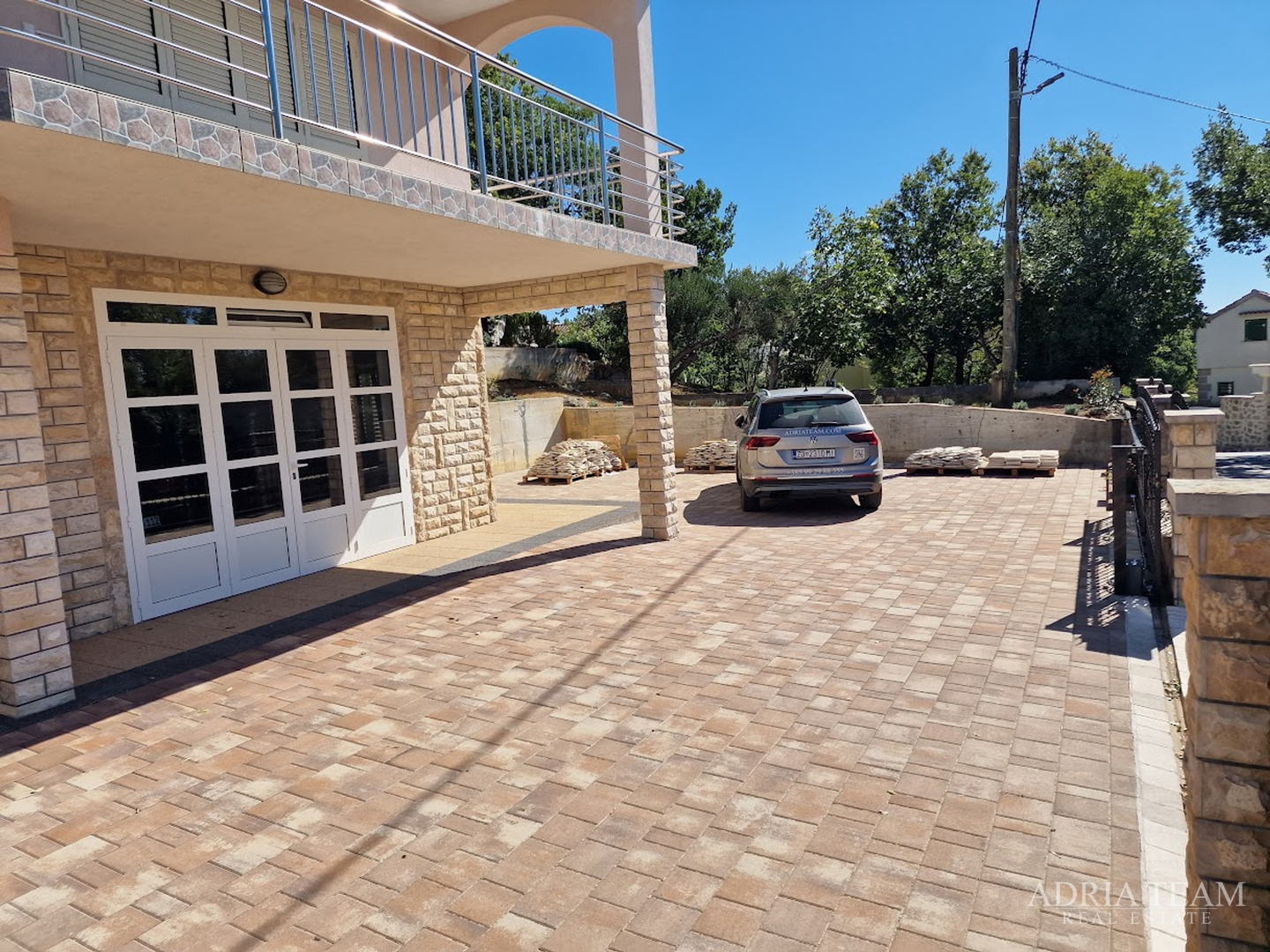 HOUSE WITH 2 APARTMENTS, IMMEDIATE PROXIMITY TO THE SEA - MASLENICA