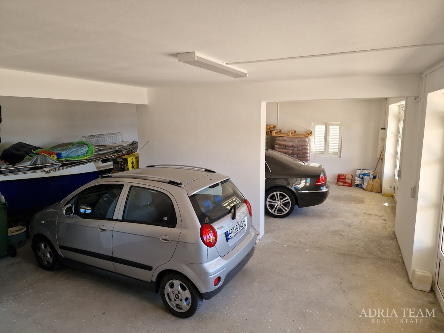 HOUSE WITH 2 APARTMENTS, IMMEDIATE PROXIMITY TO THE SEA - MASLENICA