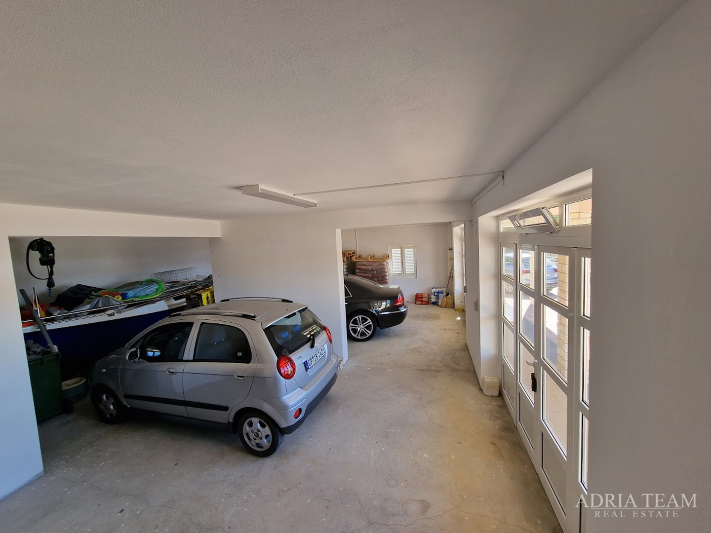 HOUSE WITH 2 APARTMENTS, IMMEDIATE PROXIMITY TO THE SEA - MASLENICA